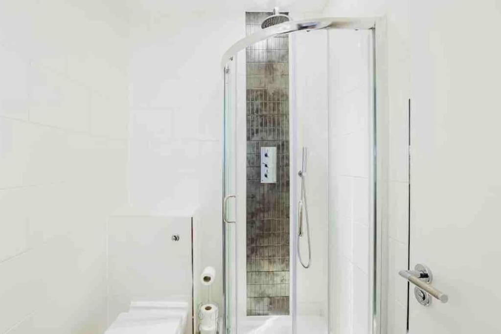 Canary Wharf Luxury Apartment London